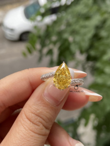 Anillo de Diamante Amarillo en Forma de Pera en Oro Blanco con Banda Pavé, Elegante Anillo de Compromiso de Lujo para Mujer, Regalo Nupcial Único - Product Image 3