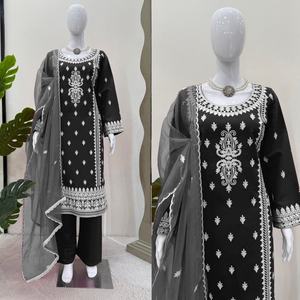 Elegante Salwar Kameez Moderno de Seda Semi-Chinon con Bordado Intenso, Ropa India Pakistaní para Eventos de Invierno, Interior de Seda Romana - Product Image 1