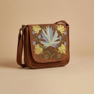 Bolso bandolera con bordado Crewel de Cachemira – Diseño floral de loto azul y crisantemo amarillo en gamuza color canela - Product Image 1