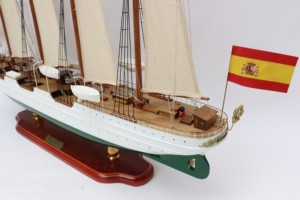 Maqueta de Barco de Madera Maciza de Juan Sebastián de Elcano - Arte Popular Pintado a Mano, Forma Irregular, Decoración para el Hogar - Product Image 5