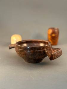 Bol de service en bois fait main avec poignée |   Bois d'acacia naturel |   Design Wabi-Sabi |   Ustensiles de cuisine écologiques - Product Image 3