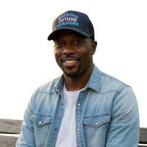 Gorra de camionero para papá con bordado 'Raising Future Leaders', de malla trasera, ajustable con cierre snapback, accesorio de moda casual para exteriores - Product Image 1