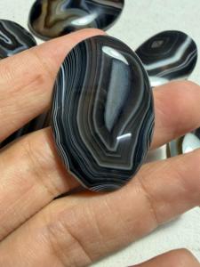 Ágata natural negra y blanca, corte ovalado, pulida para la fabricación de joyas, ágata rayada Sulemani Hakik - Product Image 2