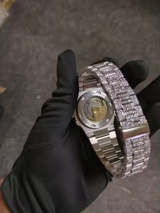 Reloj de Cuarzo de Lujo para Hombre con Diamantes de Moissanita, Elegante y Moderno - Product Image 4