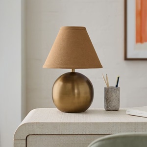 Lámpara de Mesa Metálica Golden Globe con Base de Hierro Cepillado y Pantalla de Tela Premium, Iluminación Ambiental Cálida para Espacios Elegantes - Product Image 2