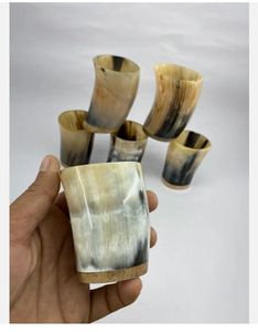 Vaso de Cuerno de Búfalo Hecho a Mano, Natural, Pulido, con Patrón Rústico, Estilo Vintage, para Fiestas y Decoración de Mesa - Product Image 1