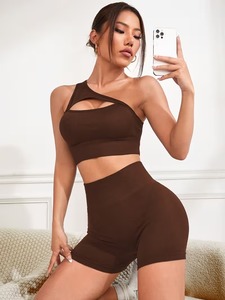 Conjunto Deportivo de 2 Piezas para Mujer: Sujetador Deportivo de Un Hombro con Abertura y Shorts de Ciclismo de Cintura Alta con Efecto Scrunch Butt y Compresión para Gimnasio - Product Image 4
