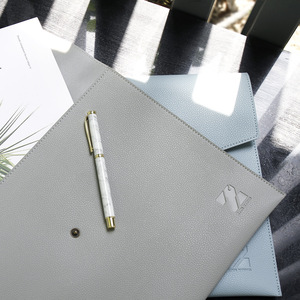 Bolso de mano de cuero opaco estilo empresarial para documentos y contratos - Product Image 2
