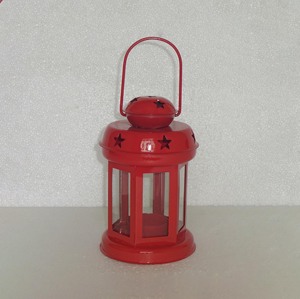 Lanterne à bougie en métal rouge, dôme rond, poignée en fil métallique, découpe étoile, panneau en verre transparent, décoration de centre de table - Product Image 1