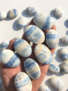 Vente en gros de pierre de palme bleue naturelle Scheelite Turquie pierre précieuse métaphysique sculptée pour la décoration intérieure mascotte de style souvenir de méditation - Product Image 2