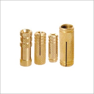 Anclaje de latón duradero para instalaciones de plomería e industriales, diseñado para un montaje seguro y un soporte estable en varios sistemas de tuberías. - Product Image 1