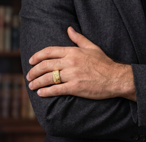 DIVYORO Bague signet pour homme plaquée or 22 carats avec symbole Om sacré - Product Image 3