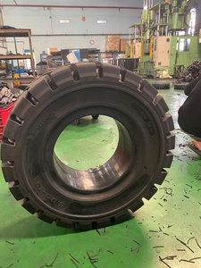 Pneu de chariot élévateur KUMA KF501, type plein, 300-15, usage intensif pour entrepôt - Product Image 3