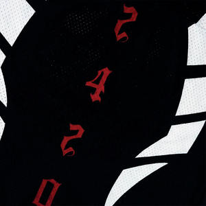 เสื้อเจอร์ซีย์อเมริกันฟุตบอลคอวีผ้าตาข่ายทรงโอเวอร์ไซส์ สไตล์สตรีท พิมพ์ลายกราฟิก เสื้อผ้ากีฬาสีดำ ระบายอากาศได้ดี ผลิตโดยโรงงาน OEM - Product Image 4