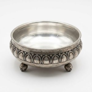 Bol Urli en aluminium fait main de 20 cm en argent antique avec pétales gravés et bande de pétales Nilofar - Décoration d'intérieur, cadeau pour hôtel et mariage - Product Image 2