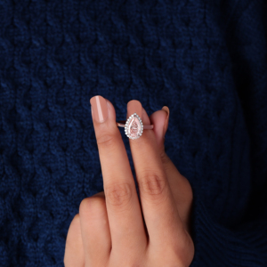 Bague en or blanc 10 carats avec diamant de laboratoire rose poire de 2 carats, certifiée IGI, pour un anniversaire - Product Image 3