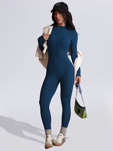 Survêtement de fitness à manches longues et coupe ajustée avec pantalon évasé |   Tenue de sport respirante en polyester et élasthanne de qualité supérieure |   Tissu doux et très extensible - Product Image 3