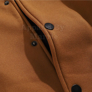 Chaqueta de invierno estilo varsity para hombre de calidad premium, hecha con tela duradera, textura suave y un look moderno, ideal para ropa urbana. - Product Image 5