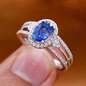 Anillo de Oro Blanco de 18K con Zafiro Azul Ovalado Natural y Halo de Diamantes, Diseño de Tallo Dividido, Joyas Memoria, Venta al por Mayor - Product Image 4