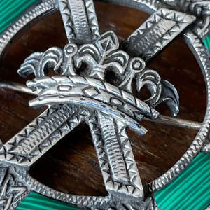 Fabuloso Broche Escocés Celta de Plata de Ley y Malaquita con Diseño de Corona y Escote a Cuadros, Venta al por Mayor Directa de Fábrica - Product Image 6