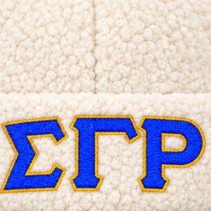 หมวกแก๊ป Sigma Gamma Rho สีขาวนวล แต่งตัวอักษรกรีกสีน้ำเงินและขอบสีทอง เนื้อผ้าเชอร์ปาเนื้อนุ่ม ขอบหมวกพับได้ หมวกบีนนี่สำหรับชมรมนักศึกษา - Product Image 4