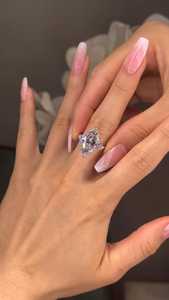 Anillo de Compromiso de Diamante Cultivado en Laboratorio con Corte Triangular de Lujo para Mujer |   Anillo Solitario de Oro de 18K con Certificado IGI |   Joyería para Damas de Honor - Product Image 2
