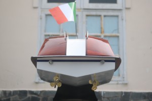 Modèle de bateau rapide italien en bois RIVA AQUARAMA X à l'échelle 1:5 - Artisanat peint durable de forme irrégulière pour la décoration - Product Image 6