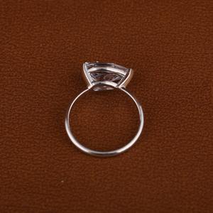 Bague Solitaire Minimaliste de Mariage en Or Massif 14 carats Certifiée IGI pour Femme, avec Diamant CVD de Laboratoire Taille Poire de Haute Qualité - Product Image 5