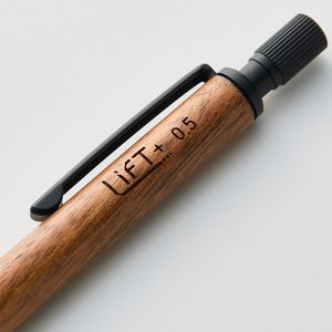 Crayon mécanique en bois KITERA LIFT+ 0,5 mm |   Bois de zèbre/noyer récupéré |   Noyau entièrement métallique |   Gravure au laser |   Plomb noir pour fusil | - Product Image 5
