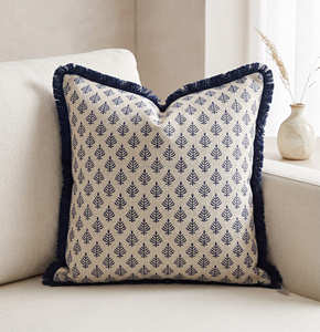 Housse de coussin décorative imprimée au bloc 20 × 20 pouces, motif floral bleu, bordure passepoilée, oreiller d'appoint, décoration de luxe pour la maison - Product Image 1