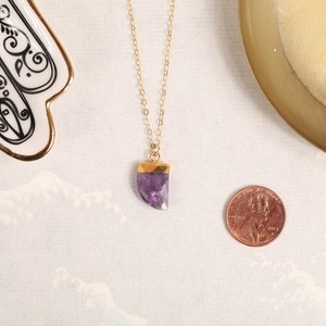 Pendentif dent en améthyste violette, argent 925 plaqué or, chaîne délicate, bijou vintage élégant, cadeau pour elle, pierre de naissance, fiançailles - Product Image 2