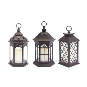 Farol de metal decorativo diseñado para realzar el ambiente elegante en espacios de hostelería e interiores del hogar. - Product Image 1
