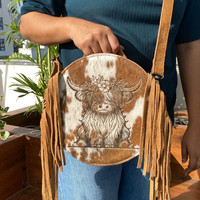 Sac à bandoulière rond en cuir de vachette à franges fait main pour femmes, style western, avec motif floral gravé au laser, sac à main en daim