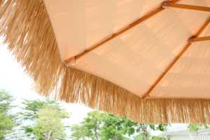 Couleur naturelle personnalisée PP paille herbe Tiki Hula soleil Parasols de plage paume extérieur toit de chaume Hawaii pour l'utilisation du parc - Product Image 4