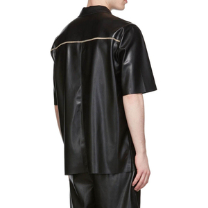 Chemise décontractée noire en satin surdimensionnée pour homme à manches courtes avec détail de poche chaîne dorée et col rabattu – Idéale pour l'été - Product Image 4