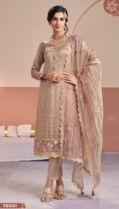 Traje Tradicional de Mujer Dhwaja Export, en Georgette Dorado con Imitación de Oro, Largo hasta el Tobillo, Semi-Cosido, con Bordado y Trabajo Zari, para Bodas - Product Image 4