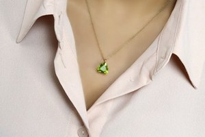Colgante de Peridoto 100% Natural con Engaste Vintage en Plata de Ley S925, Corte Trillón, Cadena de Joyería, Regalos - Product Image 4
