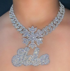 Colgante Personalizado de Letra con Corte Baguette en Plata Blanca Estilo Hip Hop, con Diamantes Moissanite VVS, para Mujer - Product Image 4