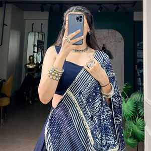 Lehenga Choli en Soie Bleue Premium Entièrement Cousu pour Navratri avec Dupatta en Satin Imprimé et Dentelle Miroir – Prix de Gros par Royal Exports - Product Image 5
