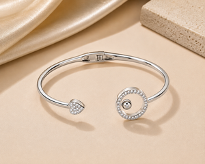 Bracelet en argent 925 de qualité supérieure, élégant, délicat, scintillant, bijou intemporel pour femme, disponible à la vente - Product Image 1
