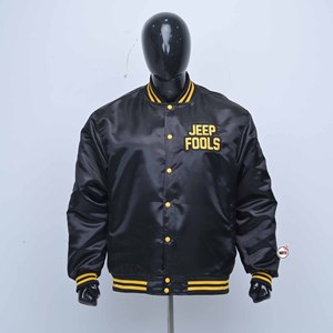 Chaqueta Varsity Negra de Satén al por Mayor para Hombre, con Letras Bordadas en la Parte Delantera, Cuello Camisero, Corte Regular, Ropa Casual de Otoño, Personalizable - Product Image 1