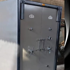 Armoire de rangement industrielle en acier sur mesure, robuste, pour la sécurité des entrepôts et usines - Product Image 1