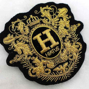 Badge brodé à la main avec logo personnalisé de haute qualité, épingle de sûreté, décoration en dentelle en tissu toile confortable, design personnalisé pour - Product Image 1
