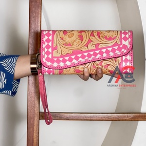 Pochette de Soirée de Luxe en Cuir Rose à Carreaux Ornée de Motifs Floraux Faits Main pour Femme, Porte-Cartes et Portefeuille de Poignet pour le Shopping - Product Image 1