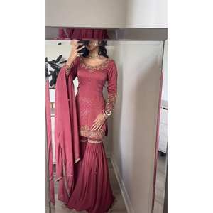 Ensemble haut-bas et dupatta en mousseline de soie de créateur avec broderie lourde et travail de sequins - Product Image 5