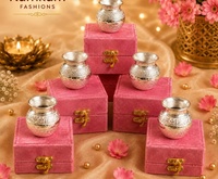 Brûle-encens traditionnel en laiton avec gravure florale dans une boîte en velours rose pour la décoration intérieure, utilisation sur table de salon.
