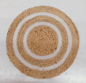 Set de table rond en jute tressé bohème, beige naturel avec bordure blanche, fait main, biodégradable, robuste, pour une ambiance rustique. - Product Image 2