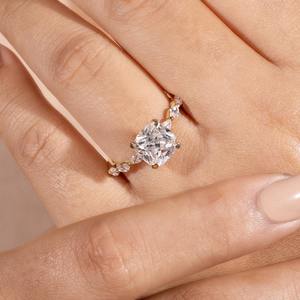 แหวนแต่งงานเพชรโมอิสซาไนต์ทรงคุชชั่นสุดหรู แหวนหมั้นเพชรทรงคุชชั่นประดับเพชรข้าง แหวนเจ้าสาวทรงคุชชั่นสีทอง - Product Image 3