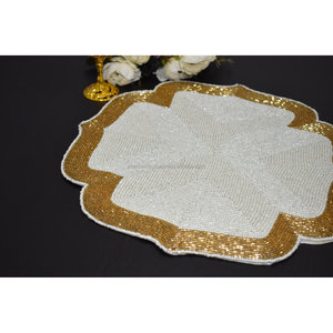 Set de table géométrique doré perlé fait main, dessous de plat en perles de verre, plaque de présentation blanche à quatre feuilles, décoration de table de luxe - Product Image 4