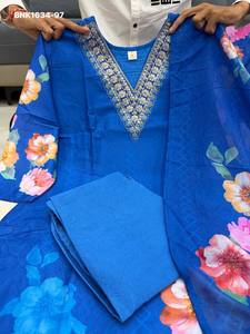 Ensemble Kurti-Pant-Dupatta de haute qualité en soie avec imprimé floral numérique et détails faits main, col en V et coupe droite - Exportateur indien - Product Image 3